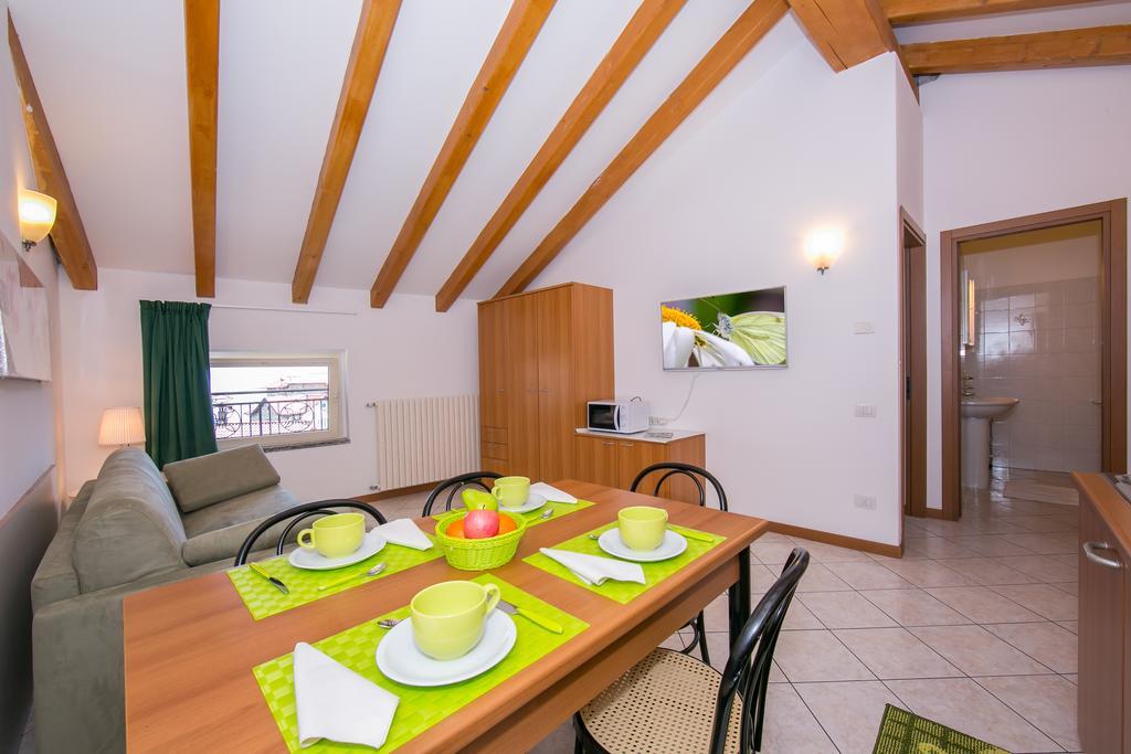 Residence Riva Del Lario Gravedona Bagian luar foto